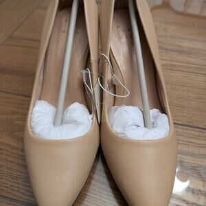 A New Day Shoes Womens 7W Slip On Pumps Beige Faux Leather Pointed Toe Heels